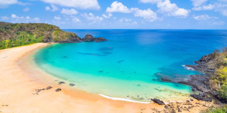 A praia brasileira que turistas do mundo todo estão chamando de paraíso