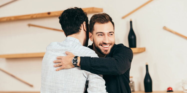 5 tipos de cumprimento e o que cada um revela sobre você