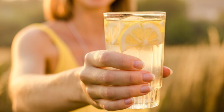 O ritual matinal mais simples que pode melhorar sua pele de forma natural