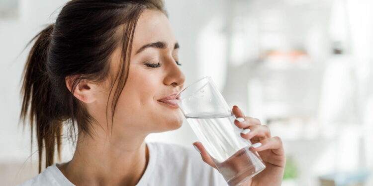Milagre matinal ou mito urbano? Saiba tudo sobre a terapia de Água Japonesa