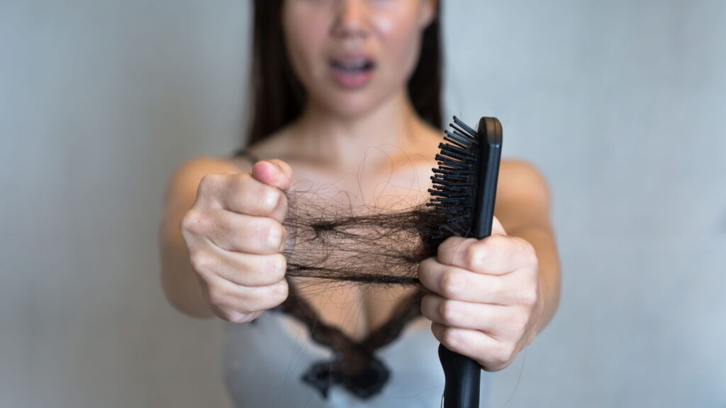 Cabelo caindo? Pode ser falta desta vitamina vital