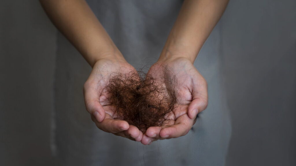 Cabelo caindo? Pode ser falta desta vitamina vital