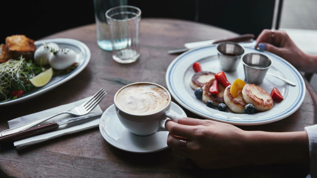 O que comer no café da manhã? Vantagens do salgado e dicas para o doce saudável