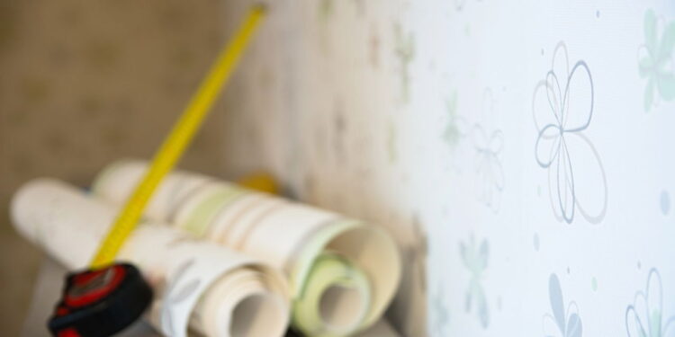 O que os experts em decoração estão fazendo com papel de parede que você não viu