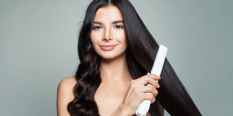 A prancha queridinha que está conquistando quem ama cabelo liso