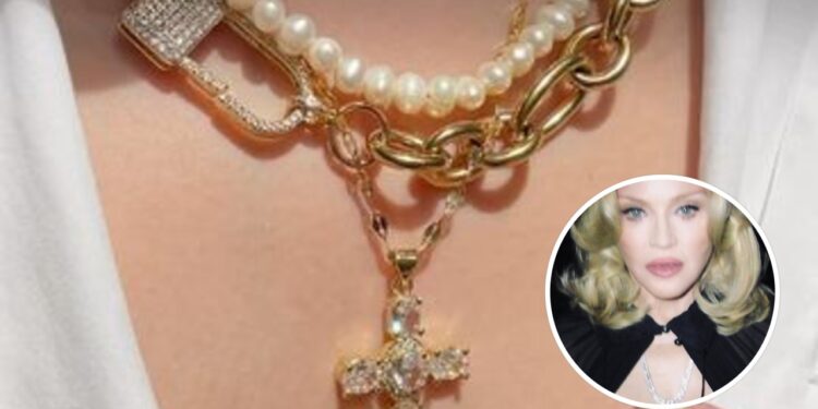 Ressurgindo dos anos 80, o colar de cruz virou acessório indispensável no mundo da moda em 2025 / Foto: (Fonte/Pinterest/Instagram @madonna)