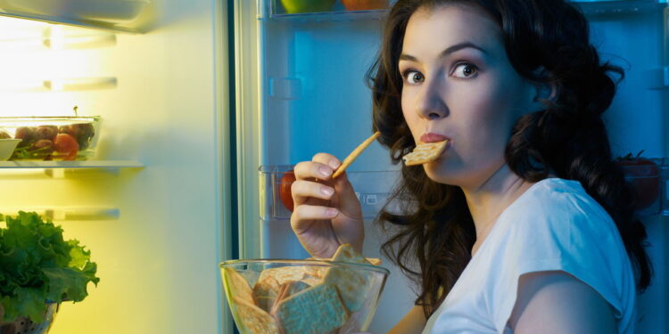 Comer à noite realmente engorda?