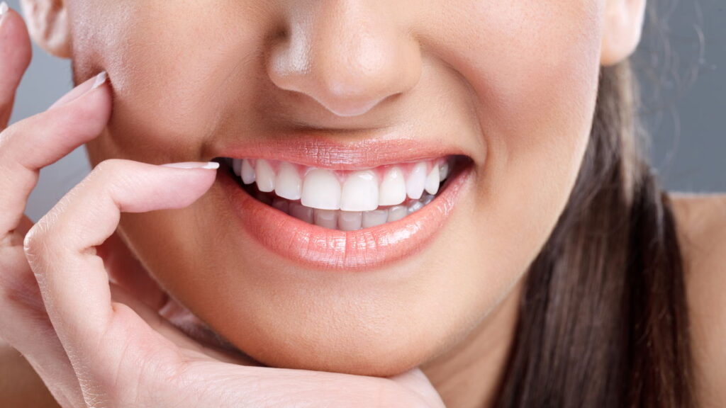 O que fazer para seus dentes pararem de amarelar? A verdade revelada