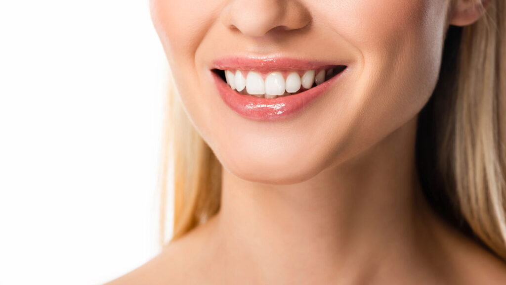 O que fazer para seus dentes pararem de amarelar? A verdade revelada