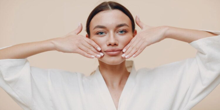 A Face Yoga é o exercício poderoso que suaviza rugas e levanta a autoestima