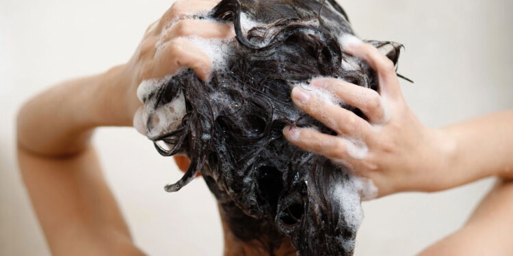 Como lavar o cabelo certo e acabar com a oleosidade