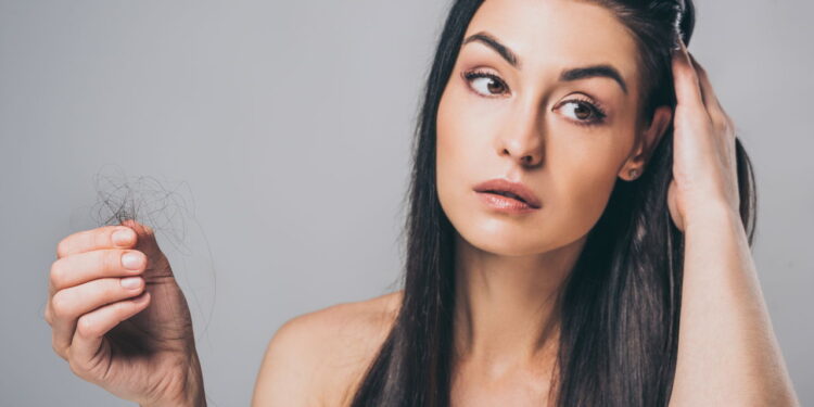 Cabelo caindo? Pode ser falta desta vitamina vital