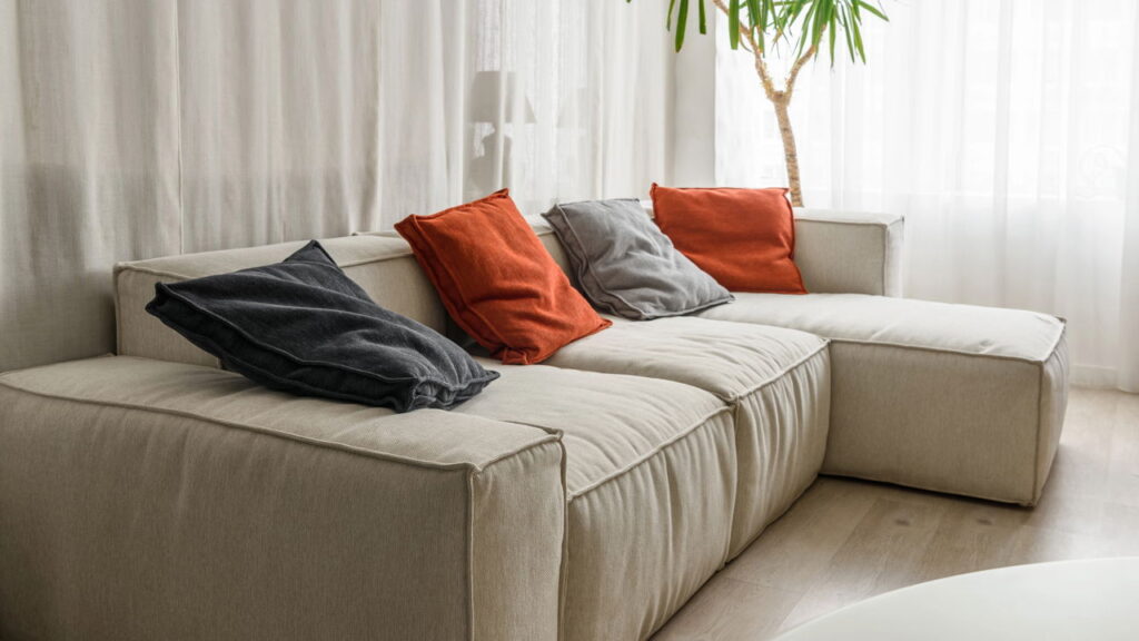 Sua sala pequena tem potencial! O que o sofá certo pode fazer pelo seu espaço
