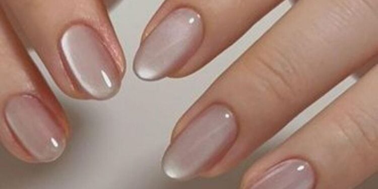 Você já viu o esmalte efeito vidro? Veja como ter unhas sofisticadas em minutos
