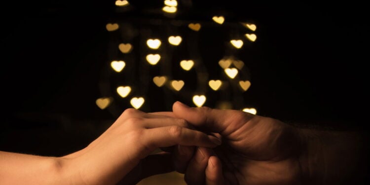 Simpatia poderosa com mel para adoçar e fortalecer um amor