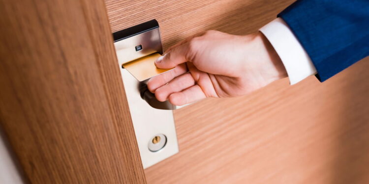 O jeito mais rápido e eficaz de acabar com porta rangendo