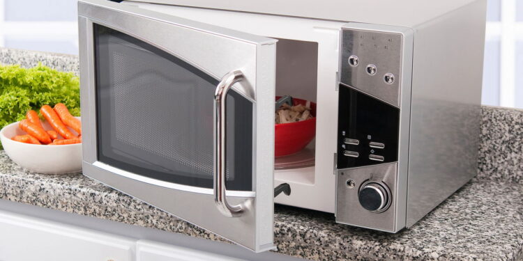 5 passos para limpar seu micro-ondas sem esforço