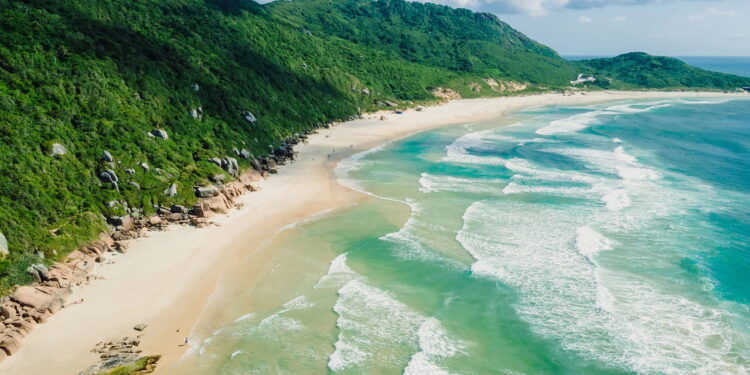 A praia mais tranquila e bonita do sul não é onde você imagina