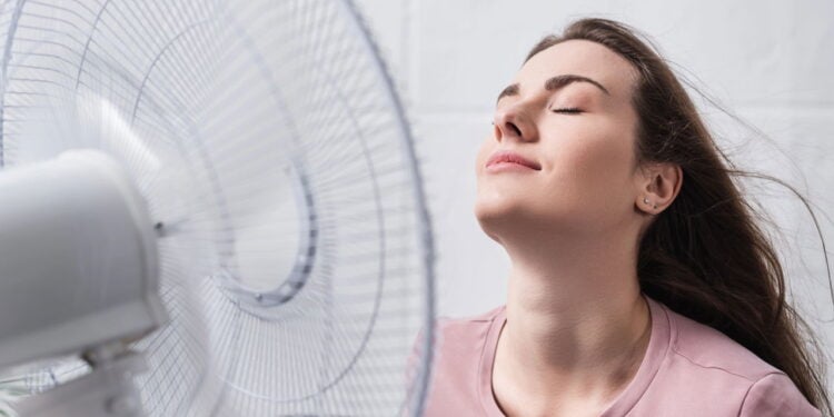 3 riscos de dormir com ventilador ligado a noite toda