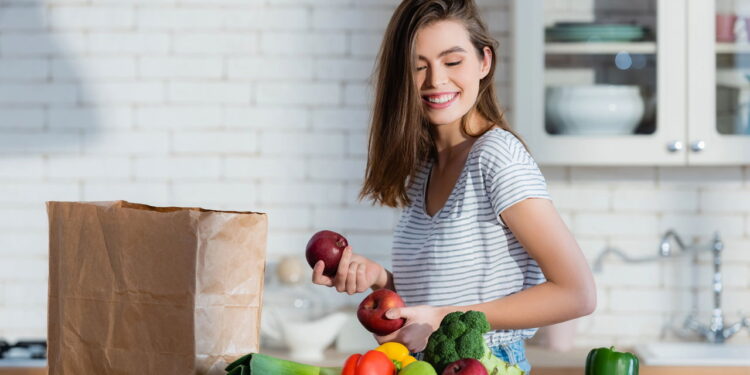 5 superalimentos para unhas fortes e cabelos de dar inveja