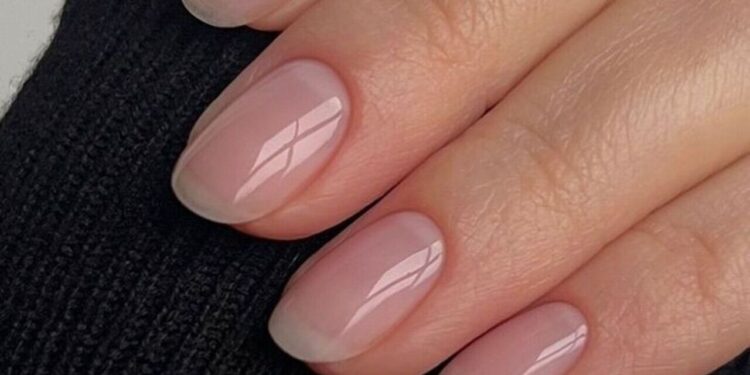 Elegância de baixa manutenção! O segredo das bases nudes para unhas
