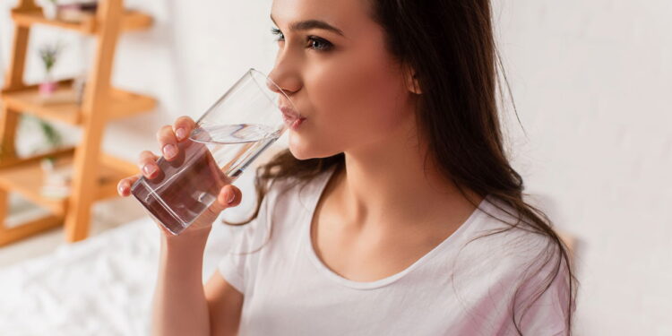 Essas 5 dicas simples vão te fazer beber mais água durante o dia