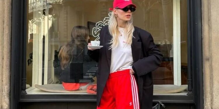 Ela parece básica, mas virou protagonista nos looks mais estilosos