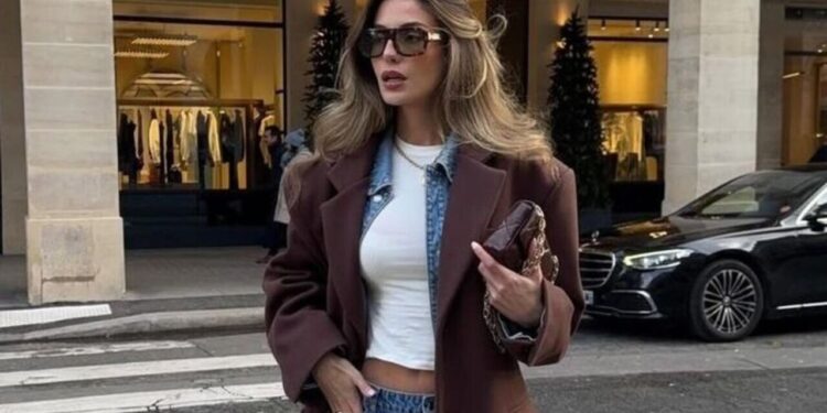 Blazer marrom está em alta e deixa qualquer look mais elegante