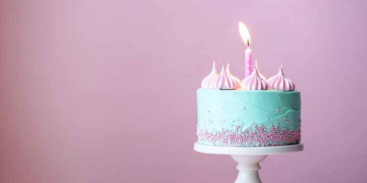 A verdadeira origem de soprar velas no bolo de aniversário