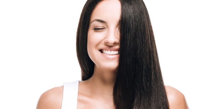 Fim da chapinha? Esses 6 produtos alisam o cabelo sozinhos