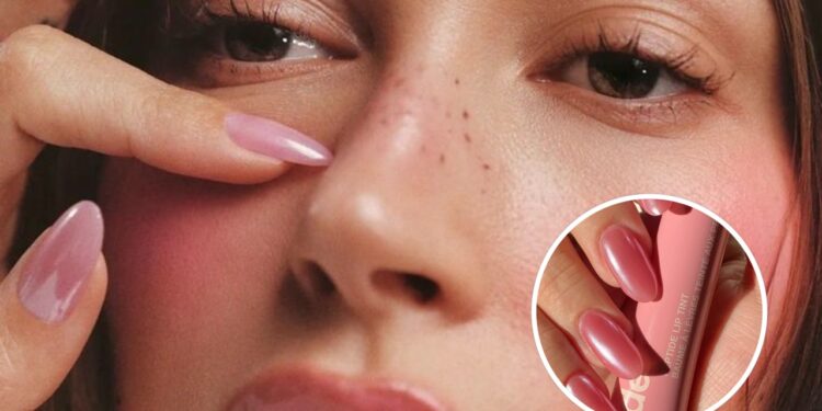 O visual discreto que transformou Hailey Bieber em referência nas nail trends