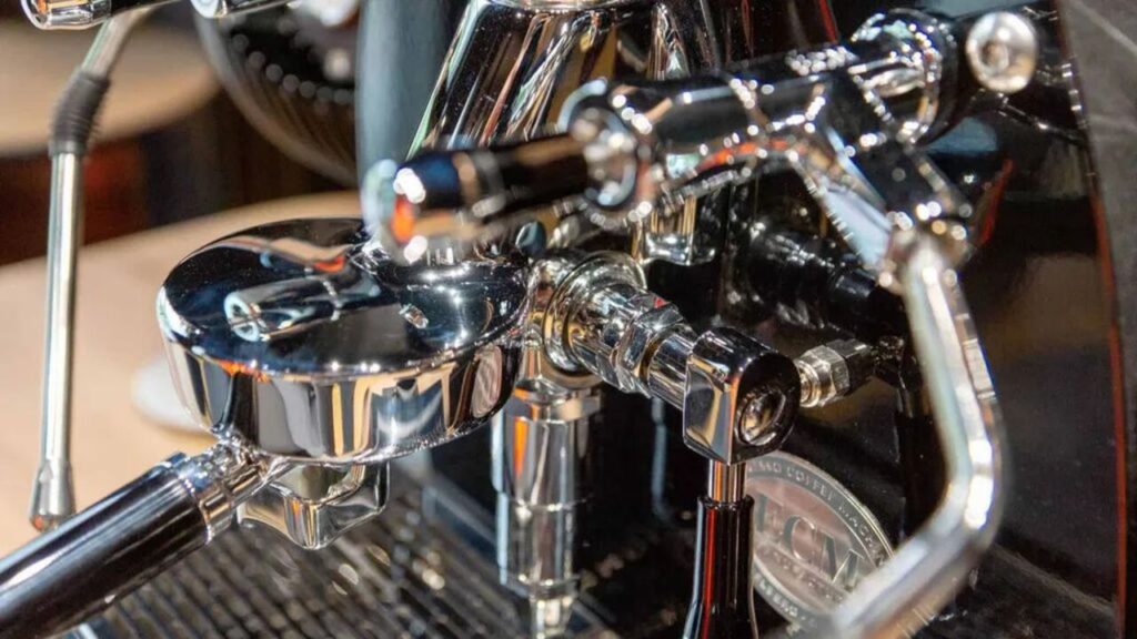 BMW lança máquina de café inspirada em motor e impressiona colecionadores